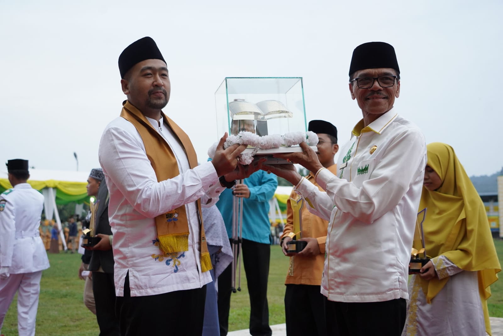 Wakil Gubernur Sekaligus Ketua LPTQ Sumatera Barat Audy Joinaldy serahan piala bergilir kepada Bupati Limapuluh Kota sebagai juar umum MTQ tingkat Sumbar  2023